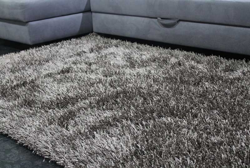 Тёмный ковер на полу