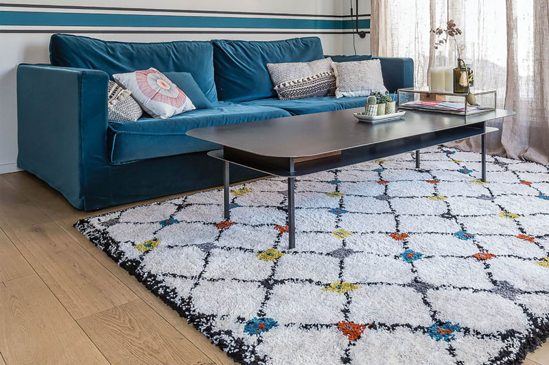 Белый ковер к дивану